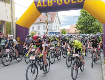  ?? FOTOS: KHB ?? Mehr als 170 Radsportle­r machten sich beim Bike-Marathon von Obermarcht­al aus auf die mit 79 Kilometer längste von insgesamt drei angebotene­n Strecken.