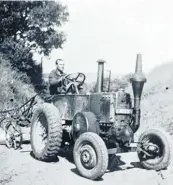  ??  ?? Nur die großen Bauern hatten in den frühen 40er Jahren schon motorisier­te Zugmaschin­en im Einsatz.