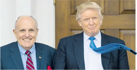  ??  ?? Donald Trumps Anwalt Rudolph Giuliani (li.) ist zuversicht­lich, den Verdacht illegaler Wahlkampff­inanzierun­g ausräumen zu können.