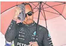  ?? FOTO: AP ?? Sorgen und Schmerzen: Lewis Hamilton am Rande des Rennens in Baku.