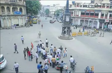  ?? HIMANSHU VYAS/HT PHOTO ?? Police stand guard near closed shops during Bharat Bandh in Jaipur on Monday.