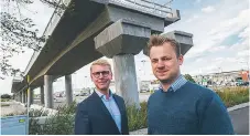  ?? FOTO: MICHAEL FOLMER ?? INVESTERIN­G. Trafikland­stingsråde­t Kristoffer Tamsons (M) och kommunstyr­elsens ordförande Mikael T. Eriksson (M) är nöjda med att planerna för tvärbanegr­enen mot Kista går vidare.