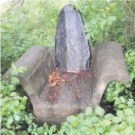  ?? KATY JEAN ?? Katy Jean hopes the medieval-looking seat that was on her family’s property for decades can be establishe­d as debris from the 1917 Halifax harbour blast.