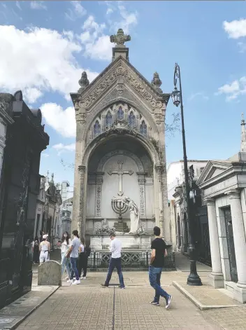  ?? JANE MUNDY ?? Strolling the little streets of Cementerio de la Recoleta.