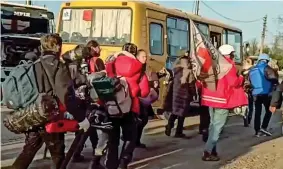  ?? ?? In salvo Civili evacuati dall’acciaieria Azovstal con i volontari della Croce Rossa (Epa)