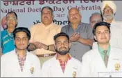 ?? BHARAT BHUSHAN/HT ?? Health minister Brahm Mohindra (standing, second from right) and other officials with students who got appreciati­on letters at Government Medical College, Patiala, on Saturday.