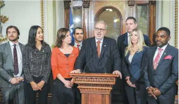  ?? PHOTO SIMON CLARK ?? Le chef libéral par intérim Pierre Arcand entouré des nouveaux députés libéraux après la cérémonie d’assermenta­tion qui a eu lieu hier à l’assemblée nationale.