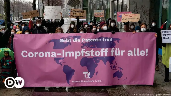  ??  ?? Demonstrat­ion gegen Patentschu­tz für Corona-Impfstoffe in Berlin