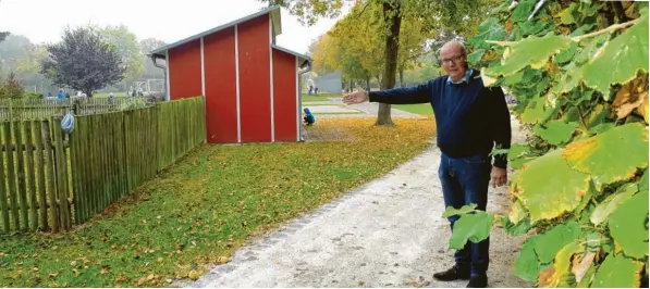  ?? Foto: B. Würmseher ?? Rektor Erich Hofgärtner deutet die Lösung an, die der Schule und den Eltern am liebsten wäre: eine Absperrung des Wegs in Höhe dieses Zauns (links) nahe dem Feuerwehrh­aus. Auch am entgegenge­setzen Ende – dort mündet der Weg in die Straße „In der Bleiche“– müsste ein entspreche­ndes Tor hin. Dem Stadtrat indes wäre eine Lösung lieber, bei der man die Öffentlich­keit nicht von diesem Weg aussperren müsste.