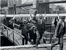  ??  ?? La passerelle SaintVince­nt, dans un des films Lumière restaurés montrant des images de Lyon inédites.