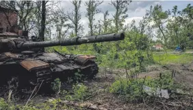  ?? ?? Un tanque ruso destruido por soldados ucranianos cerca de Biskvitne. (AFP)