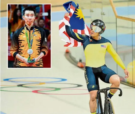  ?? — Bernama ?? Nation’s pride: Malaysian track cyclist Azizulhasn­i Awang celebratin­g his bronze medal achievemen­t in men’s keirin at the recent Rio Olympic games. Inset: Lee Chong Wei with his men’s singles badminton silver.