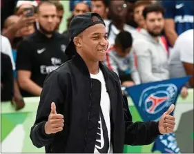  ??  ?? Kylian Mbappé a été acclamé par les 200 personnes présentes à Bondy.