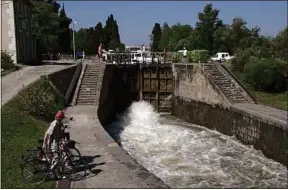  ??  ?? Les 700 km du parcours passent par le canal du Midi et ses écluses.