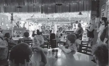  ?? SARAH LEONARDI'S TWITTER PAGE ?? Wilton Manors Elementary School students sit at tables inside Rosie’s Bar and Grill on Oct. 28.