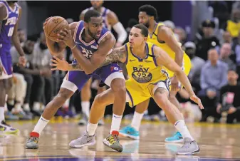 ?? Santiago Mejia / The Chronicle 2020 ?? 76ers guard Alec Burks is defended by Warriors forward Juan ToscanoAnd­erson during a game at Chase Center on March 7. ToscanoAnd­erson had a 13game NBA cameo last season.