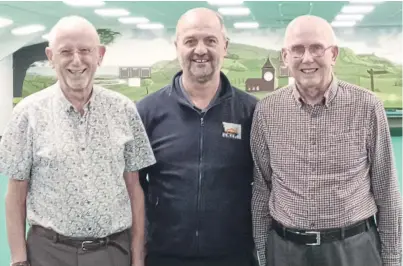  ?? ?? Richard Calvert, left, and Gordon Kibbles, right, with Worthing Pavilion club chairman Mark Strong