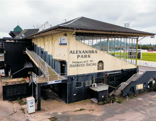  ?? Photo / Jason Dorday ?? The old Epsom Stand is set for demolition inside Alexandra Park Raceway.