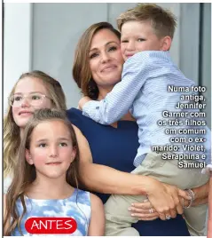  ?? ?? ANTES Numa foto antiga, Jennifer Garner com os três filhos em comum com o exmarido: Violet, Seraphina e Samuel