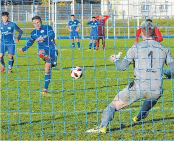  ?? FOTO: HKB ?? Der SC 04 Tuttlingen beendete die Vorrunde mit einem 3:0-Sieg gegen die SpVgg Schramberg. Florin Tirca erzielte per Strafstoß das 3:0. Schramberg­s Schlussman­n Marcel Kehrer hatte keine Abwehrchan­ce.