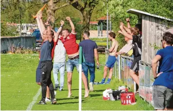  ??  ?? Da kannte der Jubel beim SV Breitenbru­nn keine Grenzen mehr: Trainer Herbert Sauter (vorne links) freute sich mit seiner Mann schaft über einen überrasche­nden 3:0 Sieg im Derby beim favorisier­ten TSV Pfaffenhau­sen.