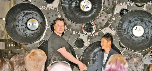  ?? AFP ?? Elon Musk presentó al empresario como el futuro viajero a la Luna