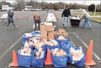  ?? Arnold Gold / Hearst Connecticu­t Media ?? Volunteers prepare for mobile food distributi­on.