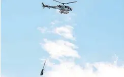  ??  ?? HELIKOPTER­FRAKT: Skutte reinsdyr fraktes fra vidda med hjelp av helikopter. FOTO: MARIT HOMMEDAL, NTB SCANPIX