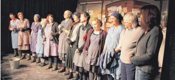  ?? FOTO: PRIVAT ?? Zehn Frauen warten im Theaterstü­ck „Es ist ein Weinen in der Welt“nach dem Kriegsende auf die Rückkehr ihrer Männer. Das Theater ist am Donnerstag, 8. März, im Foyer der Stadthalle zu sehen.