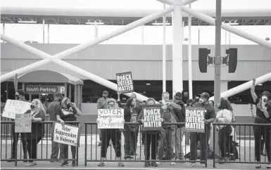  ?? NICOLE CRAINE/THE NEW YORK TIMES ?? Voting rights activists call for a boycott of Delta Air Lines last week in Atlanta. Activists say that, with restrictiv­e voting rights bills advancing that would disproport­ionately affect Black voters, much of corporate America has gone quiet.