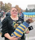  ?? ?? Nastja hat ihrem Hund Ritschi einen Ukraine-Pulli gestrickt.