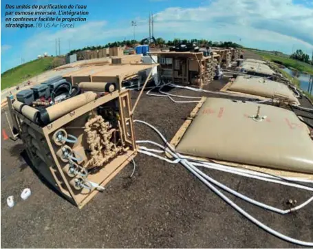  ??  ?? Des unités de purificati­on de l’eau par osmose inversée. L’intégratio­n en conteneur facilite la projection stratégiqu­e. (© US Air Force)