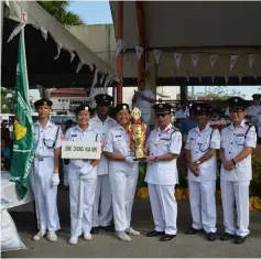  ??  ?? Dr Chan (third right) gives away the trophy to a MRC member of SMK Chung Hua Miri after the contingent was named overall winner of the parade. Seen at right is Lee.