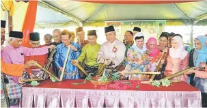  ??  ?? SIMBOLIK: Awang Tengah (lima kiri) dan Dayang Morliah (empat kanan) bersama tetamu membuka lemang sebagai simbolik perasmian Majlis Ramah-Tamah Aidilfitri anjuran PBB Senadin semalam.