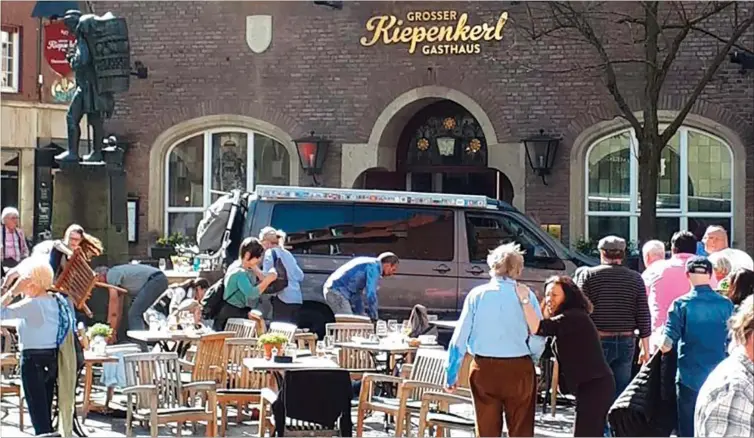  ?? FOTO: RITZAU SCANPIX ?? Gerningsma­nden i den grå varebil påkørte mennesker her foran Gaststätte Kiepenkerl lørdag eftermidda­g. Tre mennesker blev draebt, og 20 blev kvaestet. Seks af de kvaestede har livstruend­e skader.