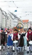  ??  ?? Zahlreiche Kapellen und Brauereifu­hr werke waren unterwegs.