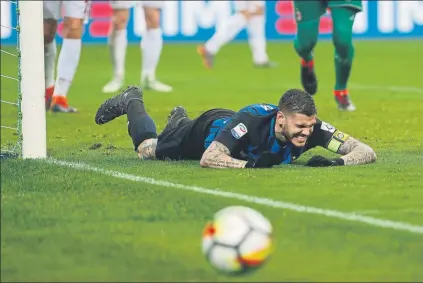 ??  ?? Mauro Icardi se lamenta El argentino, que venía de marcar 6 goles en 2 partidos, tuvo dos ocasiones muy claras, ésta en el descuento FOTO: AP