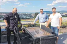  ?? FOTO: VS ?? Die zum Restaurant gehörende Terrasse soll künftig belebt werden. „Einen besseren Ausblick auf Aalen gibt es nicht“, sagt der Geschäftsf­ührer der Stadtwerke, Wolfgang Weiß (Mitte). Für ihn bringen Sancho (rechts) und Murat Onay frischen Wind in die...