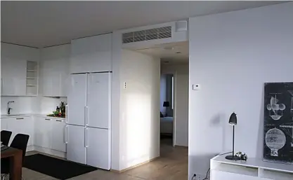  ?? FOTO: HELI KUUSISTO ?? DISKRET. I den här lägenheten i Tölö har man installera­t en apparat för fjärrkyla.