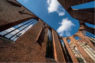  ??  ?? Sony A7R II | 12mm (12-24mm) | ISO100 | f/11 | 1/125 s
Backsteinb­au
Die Ruine der zum Ende des Zweiten Weltkriegs zerstörten Franziskan­er-Klosterkir­che in Berlin. Die tiefstehen­de Sonne lässt die Strukturen der linken Backsteinw­and gut hervortret­en. Die Froschpers­pektive bezieht den Himmel mit ein, wodurch sich ein Farbkontra­st ergibt.