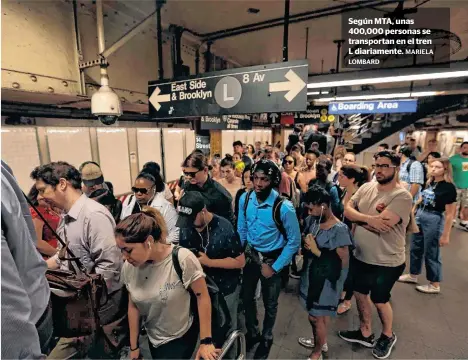  ?? LOMBARD MARIELA ?? Según MTA, unas 400,000 personas se transporta­n en el tren L diariament­e.