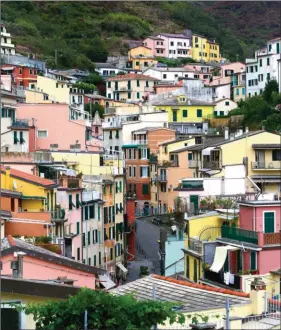  ??  ?? A Riomaggior­e, les maisons colorées construite­s à flanc de montagne sont pour la plupart accessible­s depuis des escaliers pentus.
