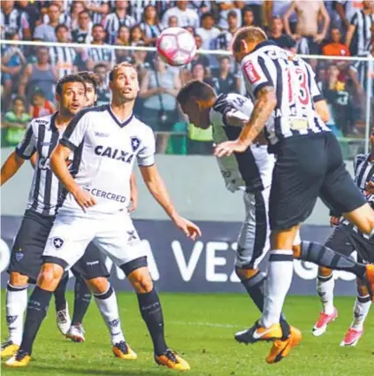  ??  ?? O zagueiro Joel Carli observa a cabeçada de Rafael Moura, numa das poucas chances de gol do jogo