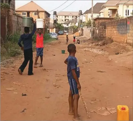  ?? ?? Children returning from searching for water in Okpuno, Awka