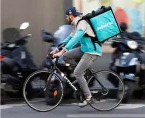  ?? FOTO REUTERS ?? Deliveroo kampt met een gebrek aan koeriers.