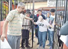  ??  ?? Momento en que se daba el levantamie­nto de la medida de fuerza en el colegio de Itauguá tras llegar a un acuerdo.