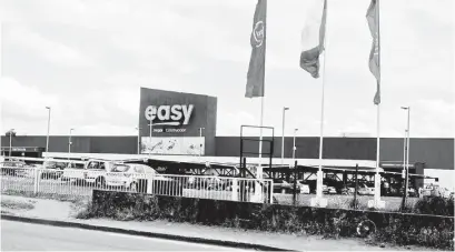  ??  ?? El hecho ocurrió la noche de este miércoles y afectó a la tienda Easy, ubicada en avenida Vicuña Mackenna a la altura del 780.