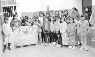  ??  ?? Pequeñas de la Casa Hogar de Niñas de Chihuahua agradecier­on las donaciones para mejorar el lugar donde viven.