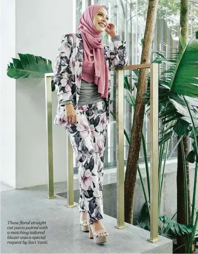  ??  ?? These floral straight cut pants paired with a matching tailored blazer was a special request by Sari Yanti.