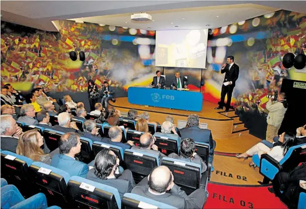  ??  ?? NUEVO DISEÑO. La sala de conferenci­as se asemeja a las gradas de un pabellón; en los respaldos, los nombres de internacio­nales y selecciona­dores españoles.